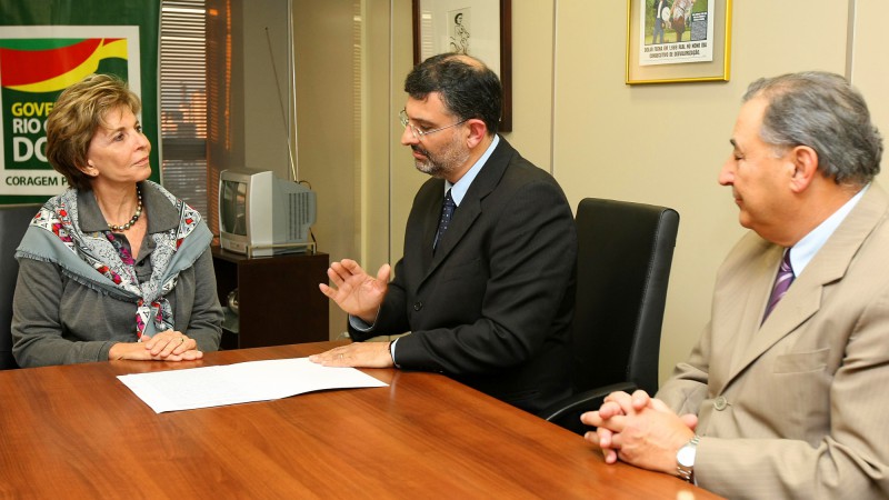 A governadora Yeda Crusius, acompanhada do chefe da Casa Civil, Bercílio Silva(D), recebe do prefeito de Canoas, Jairo Jorge, a escritura de transferência da fazenda Guajuviras para instalação do novo complexo prisional no município.