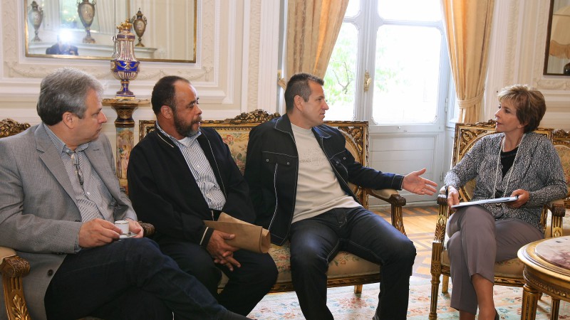 A governadora Yeda Crusius, acompanhada do deputado estadual, Marco Alba(E), recebe o técnico da Seleção Brasileira de Futebol, e presidente do Instituto Dunga, Carlos Caetano Bledorn Verri, o Dunga, e o secretário executivo da Entidade, Juarez Rosa da