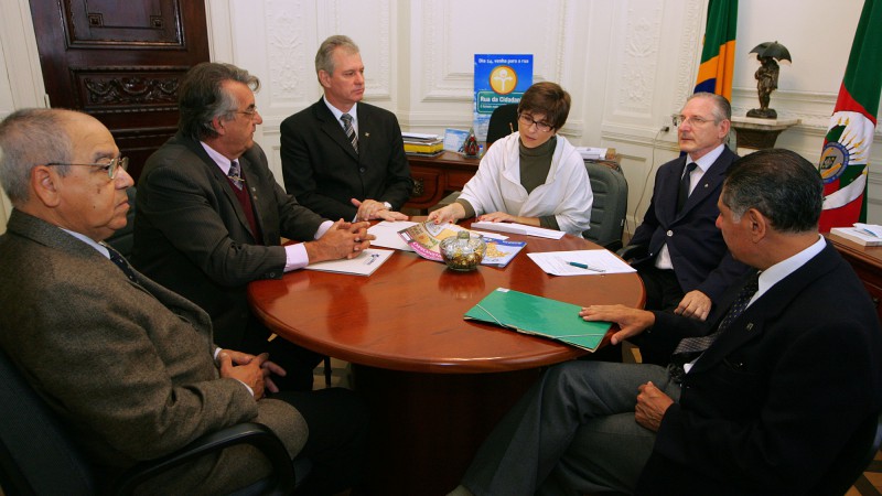 A presidente do Comitê de Ação Solidaria, Tarsila Crusius recebe representantes da Sociedade de Agronomia para tratar da Campanha do Agasalho 2010.