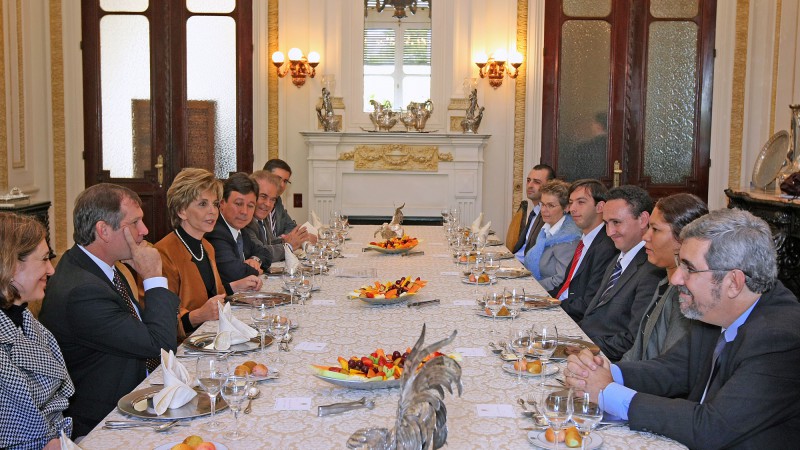 A governadora Yeda Crusius durante reunião-almoço com integrantes da equipe do Banco Mundial, no Salão dos Banquetes do Palácio Piratini.