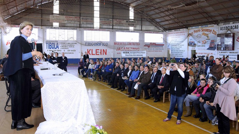 A governadora Yeda Crusius discursa durante a cerim&ocirc;nia de autoriza&ccedil;&atilde;o para o in&iacute;cio da pavimenta&ccedil;&atilde;o poli&eacute;drica de sete quil&ocirc;metros da estrada municipal Osvaldo Vieira Sarmento, no distrito de Linha Vit&oacute;ria, em Almirante Tamandar&eacute; do Sul, na regi&atilde;o do