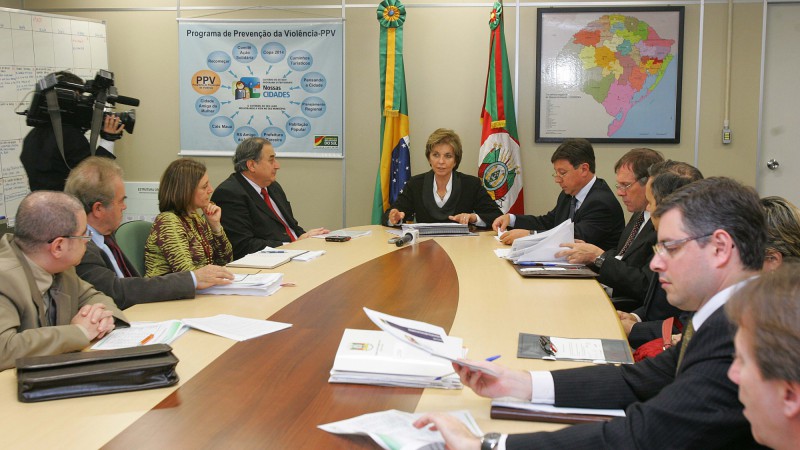 A governadora Yeda Crusius durante reunião da Junta de Coordenação Orçamentária e Financeira do Estado (Juncof), em seu Gabinete no Centro Administrativo Fernando Ferrari (Caff).