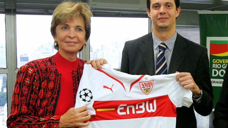 A governadora Yeda Crusius, recebe do secretário Executivo da Copa 2014, Ricardo Seibel de Freitas Lima, uma camiseta oficial do clube alemão Stuttgart.