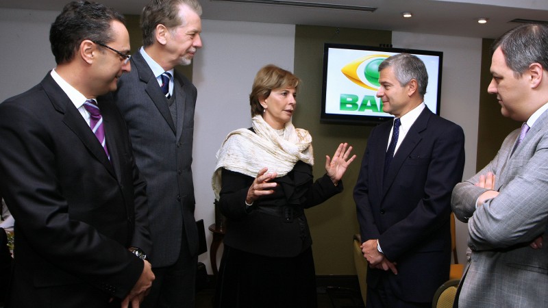 A governadora Yeda Crusius, acompanhada (esq/dir) do secret&aacute;rio de Infraestrutura e Log&iacute;stica, Daniel Andrade, do prefeito de Porto Alegre, Jos&eacute; Fortunatti, do Acionista do grupo Band, Ricardo Saad , e do diretor do grupo Band RS, Leonardo Meneguetti