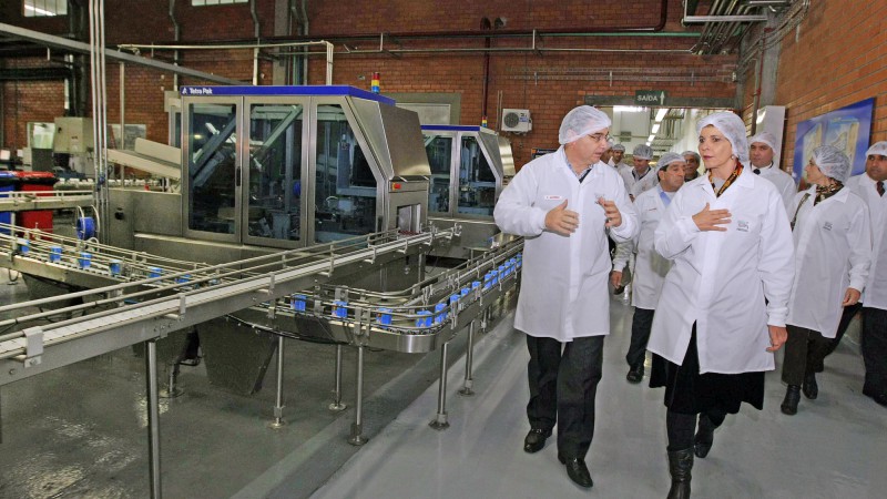 A governadora Yeda Crusius, acompanhada do gerente da Nestlé Sul, Francisco Marino(E), durante visita à fábrica da Empresa, em Carazinho.