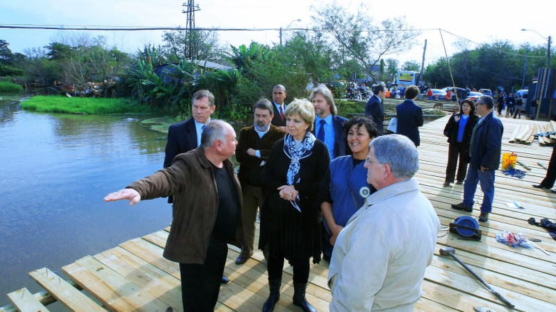 Governadora Yeda Crusius, durante solenidade de assinatura do decreto que institui o Departamento de Pesca e Aquicultura junto &agrave; Secretaria Estadual da Agricultura, da Pesca e do Agroneg&oacute;cio, na Col&ocirc;nia de Pescadores Z5, visita a obra de reconstru&ccedil;&atilde;o da