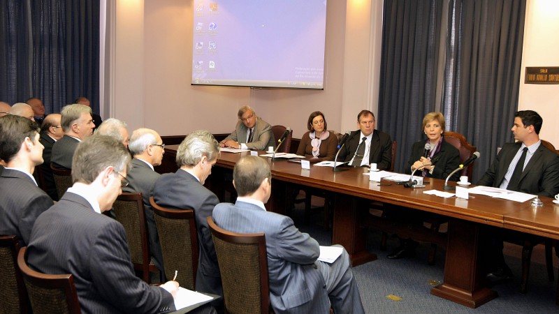 A governadora Yeda Crusius, acompanhada do secretário da Fazenda Ricardo Engler (1°esq), e da secretária Geral do Governo, Ana Pellini (2°esq) durante audiência tematica na Federação das Associações Comerciais e de Serviços do Rio Grande do Sul