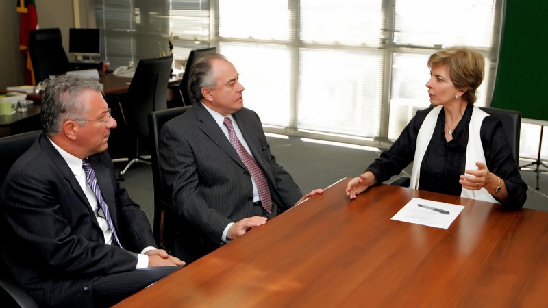 A governadora recebe, em seu Gabinete no Centro Administrativo Fernando Ferrari(Caff), a visita do atual vice-presidente da GM Brasil, José Carlos Pinheiro Neto(C) e o futuro vice-presidente da Montadora, Marcos Munhoz.