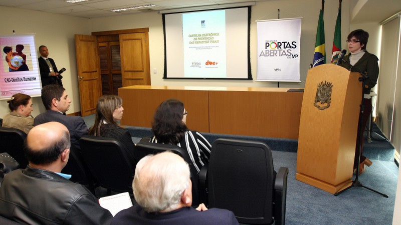 A presidente do Comit&ecirc; de A&ccedil;&atilde;o Solidaria, Tarsila Crusius durante lan&ccedil;amento da cartilha eletr&ocirc;nica de preven&ccedil;&atilde;o das hepatites virais.