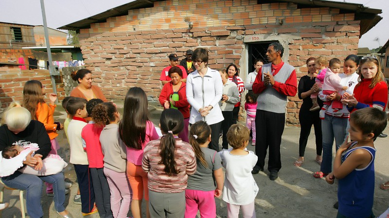 A presidente do Comitê de Ação Solidaria, Tarsila Crusius durante visita a ONG na rua Dique Dois no Bairro Anchieta.
