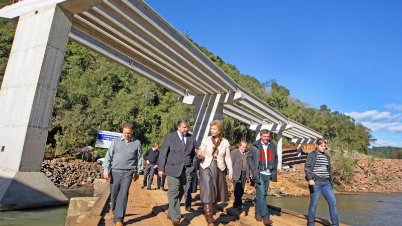 A governadora Yeda Crusius, vistoria obras na ponte sobre o rio Carreiro, em Guapor&eacute;.