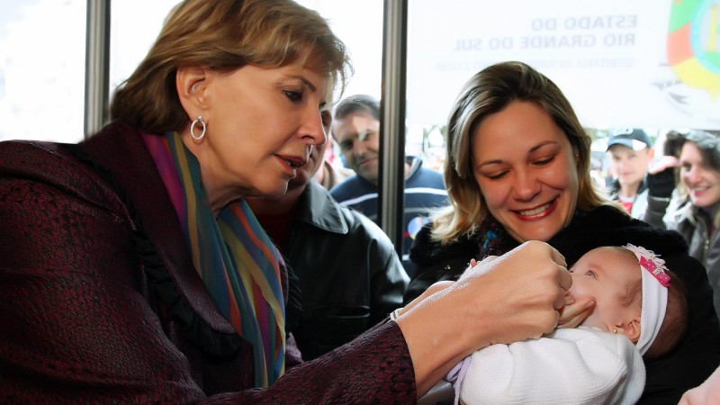 A Governadora Yeda Crusius, participa da campanha de vacinação contra a Poliomelite em Nova Petrópolis.