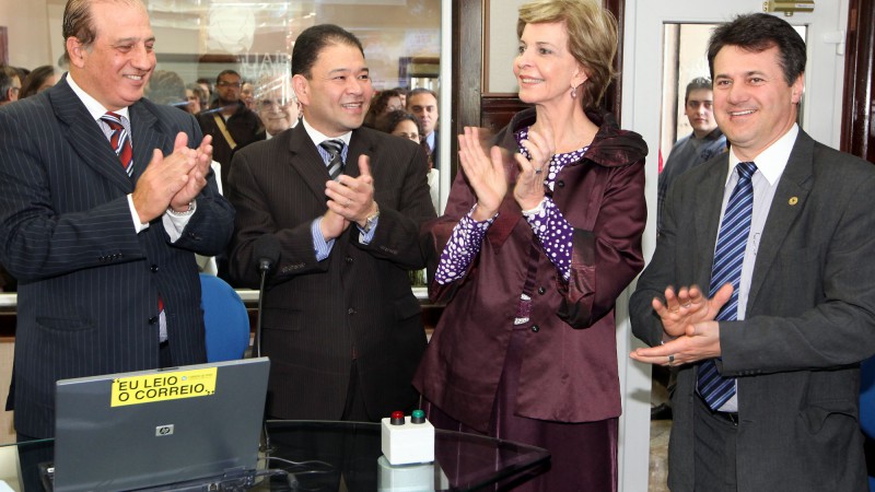 A governadora Yeda Crusius, acompanhada(esq/dir) do ministro do Tribunal de Contas da União(TCU), Augusto Nardes, do presidente do Grupo Record, Natal Furucho, e do presidente da Assembléia Legislativa do Estado, Giovani Cherini, participa da solenidade
