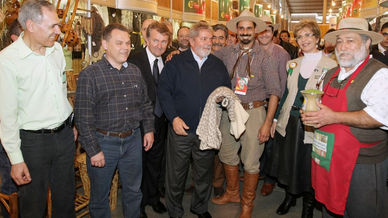 A governadora Yeda Crusius, acompanhada do presidente da República, Luiz Inácio Lula da Silva, do ministro do Desenvolvimento Agrário, Guilherme Cassel(2ºesq), do prefeito de Esteio, Gilmar Rinaldi, (3ºesq/dir),  durante visita ao pavilhão da Agricultura