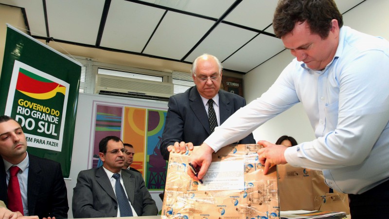 Na Central de Compras do Centro Administrativo Fernando Ferrari, Cecom, a comissão de licitação instituída pelo Governo de Estado recebeu propostas de empresas interessadas em realizar as obras de revitalização do Cais do Porto, na região central de
