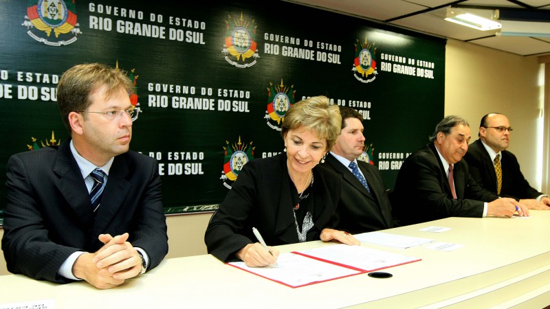 A governadora Yeda Crusius sanciona o Projeto de Lei (PL) para doação de uma área do Estado ao Jockey Club do Rio Grande do Sul (JCRGS), em Porto Alegre.