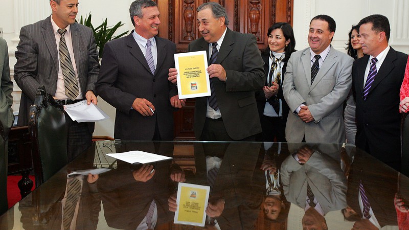 O chefe da Casa Civil, Berc&iacute;lio Silva, representando a governadora Yeda Crusius, empossa Ademir Schneider como secret&aacute;rio Adjunto da Casa Civil.