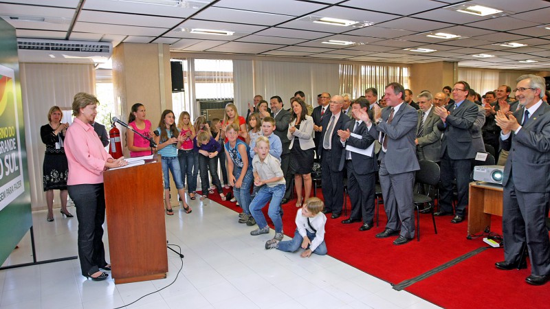 A governadora Yeda Crusius, discursa durante a cerim&ocirc;nia de apresenta&ccedil;&atilde;o do balan&ccedil;o dos 12 Programas Estruturantes, nos quais se concentram os principais avan&ccedil;os de sua gest&atilde;o.