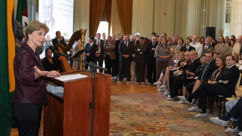 A governadora Yeda Crusius, discursa durante a cerim&ocirc;nia inaugura&ccedil;&atilde;o do busto de Oswaldo Aranha, no Sal&atilde;o Negrinho do Pastoreio do Pal&aacute;cio Piratini, em Porto Alegre.