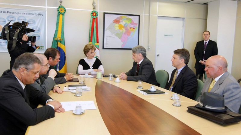 A governadora Yeda Crusius, durante reunião com os diretores da empresa Springer Carrier, no Centro Administrativo Fernando Ferrari (Caff), para a assinatura do termo aditivo que amplia os benefícios fiscais à Empresa.