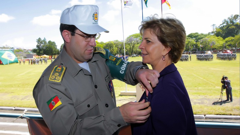 A governadora Yeda Crusius, recebe das mãos do Coronel João Carlos Trindade a medalha Drª Zilda Arns (Grande Mérito da prevenção á criminalidade) durante a formatura geral alusiva ao aniversário de 173 da Brigada Militar.