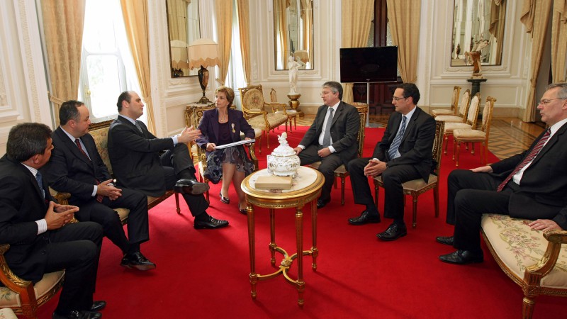 A governadora Yeda Crusius, re&uacute;ne-se com representantes da OAS, para tratarem sobre o andamento das obras na RSC 471.