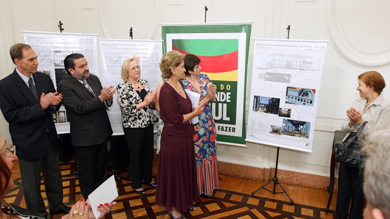 A governadora Yeda Crusius, recebe da presidente do Comitê de Ação Solidária, Tarsila Crusius, o projeto detalhado de restauração do Bloco A do Hospital Psiquiátrico São Pedro (HPSP).