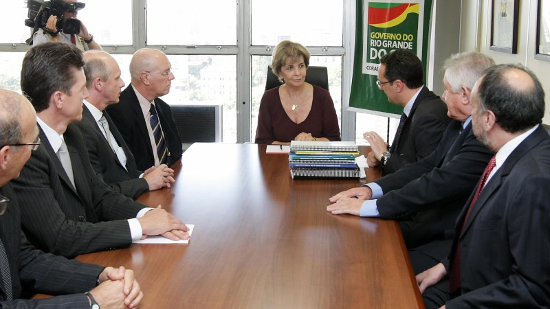A governadora Yeda Crusius recebe, em seu gabinete, no Centro Administrativo do Estado, o relatório de realizações da Secretaria da Infraestrutura e Logística (Seinfra), das mãos do secretário Daniel Andrade.