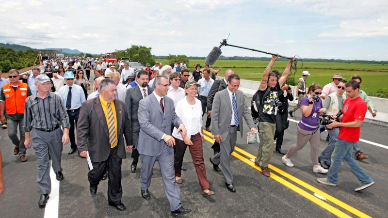 A governadora Yeda Crusius, durante a cerimônia de inauguração da nova Ponte Hilberto Boeck sobre o Rio Jacuí na RSC 287, em Agudo.