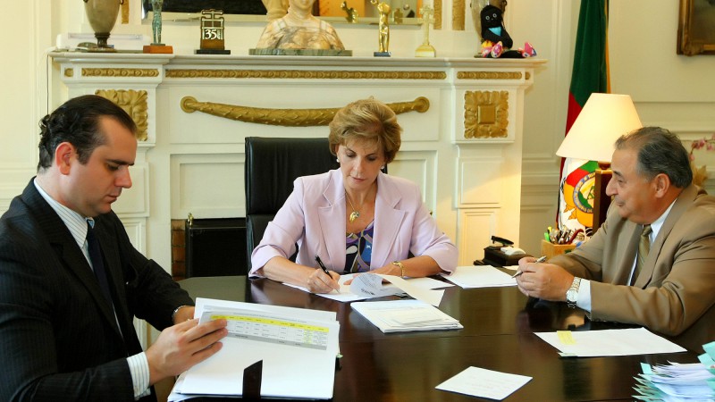 A governadora Yeda Crusius, assina o decreto concedendo o diferimento do pagamento do ICMS, a partir de 01/12/2010, na importação de poliestireno de alto impacto e estireno, por parte de empresas gaúchas.