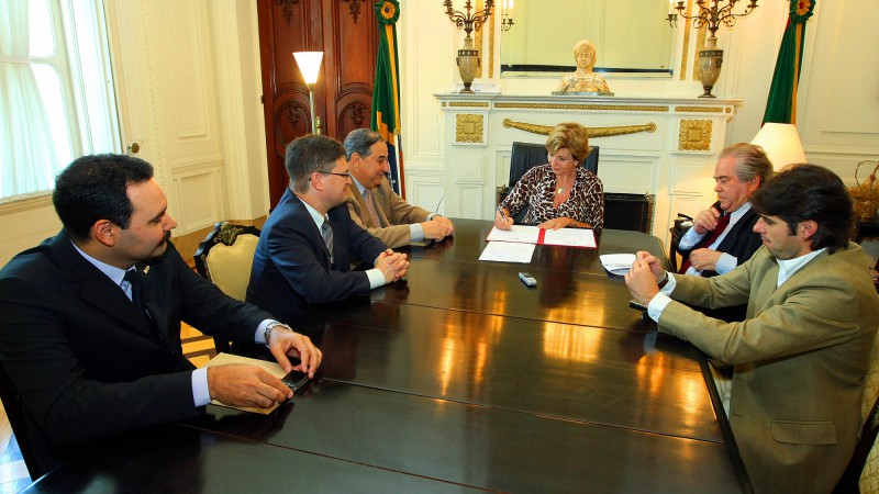 A governadora Yeda Crusius, assina decreto de cria&ccedil;&atilde;o da escola p&uacute;blica do DETRAN/RS e lan&ccedil;amento da campanha Tr&acirc;nsito: Responsabilidade de todos