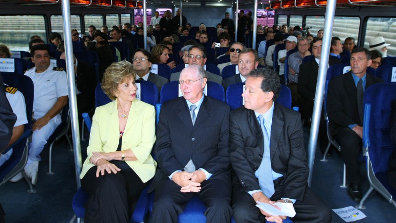 A governadora Yeda Crusius, acompanhada do presidente do Grupo Ouro e Prata, Hugo Fleck(C), e do secretário de Estado da Habitação, Saneamento e Desenvolvimento Urbano, Marcelo Soares, durante a solenidade de lançamento da travessia Porto Alegre - Guaíba