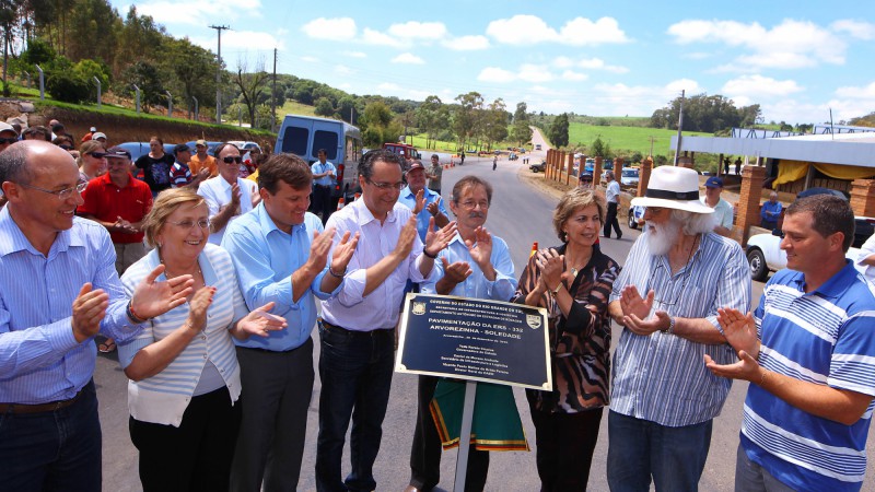 A governadora Yeda Crusius durante a cerim&ocirc;nia de inaugura&ccedil;&atilde;o da ERS- 332, que liga os munic&iacute;pios de Arvorezinha a Soledade, juntamente com o acesso asf&aacute;ltico dessa rodovia a localidade de Itapuca.
