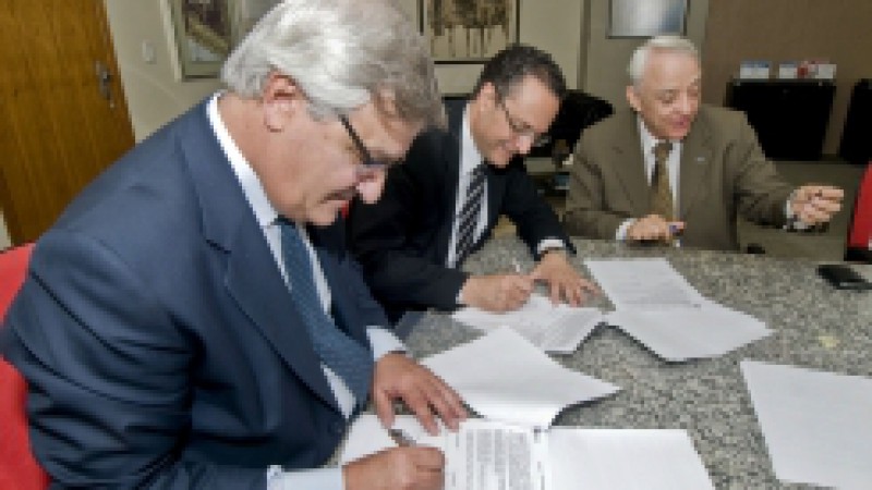 O Grupo CEEE assinou, nesta terça-feira (21), o contrato com a Fundação Centro de Pesquisa e Desenvolvimento em Telecomunicações (CPqD), para a fase de modelagem de implementação de uma subsidiária de telecomunicações. O CPqD terá três meses, a contar do