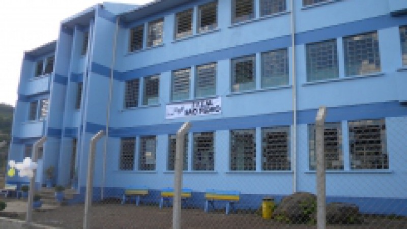 Para atender melhor os alunos que cursam o Ensino M&eacute;dio em Pareci Novo, o Governo do Estado investiu R$ 744 mil na constru&ccedil;&atilde;o do pr&eacute;dio da Escola Estadual S&atilde;o Francisco de Assis. O secret&aacute;rio da Educa&ccedil;&atilde;o, Ervino Deon, e o Secret&aacute;rio das Obras P&uacute;blicas,