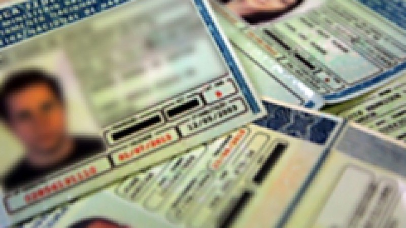 Um edital do Detran/RS, publicado no Di&aacute;rio Oficial do Estado (DOE), na &uacute;ltima sexta-feira (10), convocou 10,8 mil condutores punidos administrativamente, por meio de Processos de Suspens&atilde;o do Direito de Dirigir, para entregar a CNH em 48 horas. O prazo