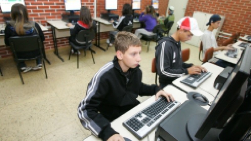 O Governo do Estado, por meio da Secretaria da Educação (SEC), está disponibilizando contas de e-mail para alunos e professores da rede pública estadual. A ferramenta é mais um serviço do Programa Professor Digital, que já proporcionou a compra de 47,5