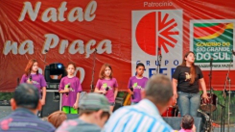 O Governo do Estado patrocina, a partir desta quinta-feira (16), em Porto Alegre, o Natal na Praça 2010. A celebração natalina ocorre na Praça da Matriz e contará com apresentações à comunidade que irão até esta sexta-feira (17). A festividade inicia