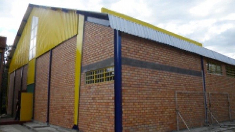 Com investimento no valor de R$ 808,5 mil, o Governo do Estado inaugurou, nesta quinta-feira (2), o gin&aacute;sio de esportes do Col&eacute;gio Estadual Rubem Berta, no bairro Vila Jardim, em Porto Alegre. A constru&ccedil;&atilde;o apresenta &aacute;rea total de 887,6 m&sup2;. A obra vai