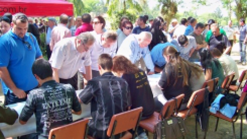 A comemora&ccedil;&atilde;o alusiva aos 100 anos da Escola T&eacute;cnica Agr&iacute;cola (ETA), de Viam&atilde;o, foi marcada pelo reencontro de ex-alunos que passaram pela institui&ccedil;&atilde;o nos &uacute;ltimos 60 anos. Na festa, realizada nesse domingo (07), nas depend&ecirc;ncias da escola, tamb&eacute;m foram