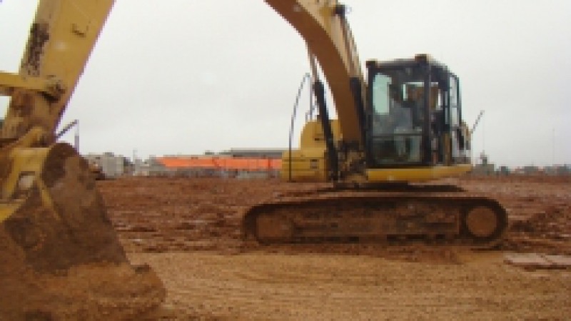 O Governo do Estado j&aacute; atendeu a&nbsp;121 munic&iacute;pios com a ced&ecirc;ncia de m&aacute;quinas usadas para desassoreamento de riachos e arroios e recupera&ccedil;&atilde;o de estradas no Interior. Os contratos variam de 15 a 30 dias, tempo aproveitado para a execu&ccedil;&atilde;o dos servi&ccedil;os