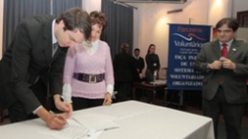 O Governo do Estado, por meio da Secretaria da Justi&ccedil;a e do Desenvolvimento Social (SJDS),&nbsp; e a Organiza&ccedil;&atilde;o N&atilde;o-Governamental (Ong) Parceiros Volunt&aacute;rios&nbsp;lan&ccedil;aram, nesta ter&ccedil;a-feira (19), na&nbsp;Federasul, em Porto Alegre, a Rede do Voluntariado, um portal