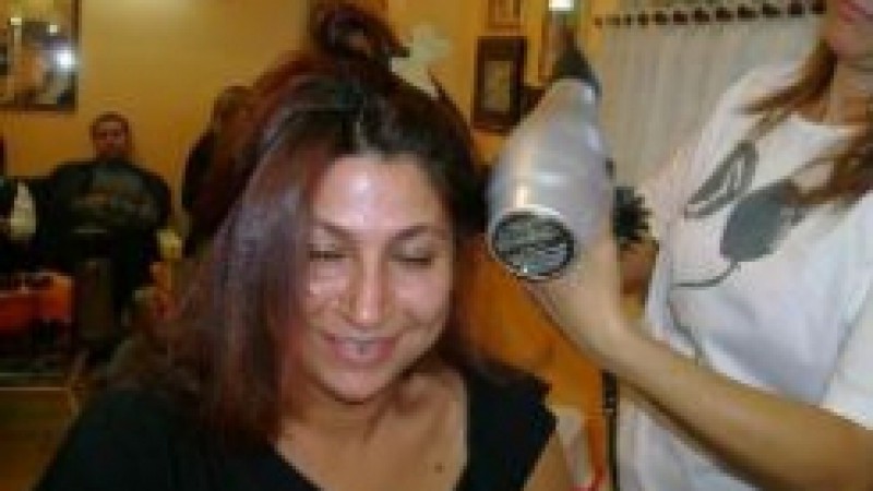Marilaine Bertoti da Silva é uma empreendedora. Após fazer um curso de cabeleireiro, a jovem decidiu atender seus primeiros clientes em casa, para auxiliar o marido, Lisandro Pires, com o orçamento familiar. O casal mora no bairro Tancredo Neves, vila