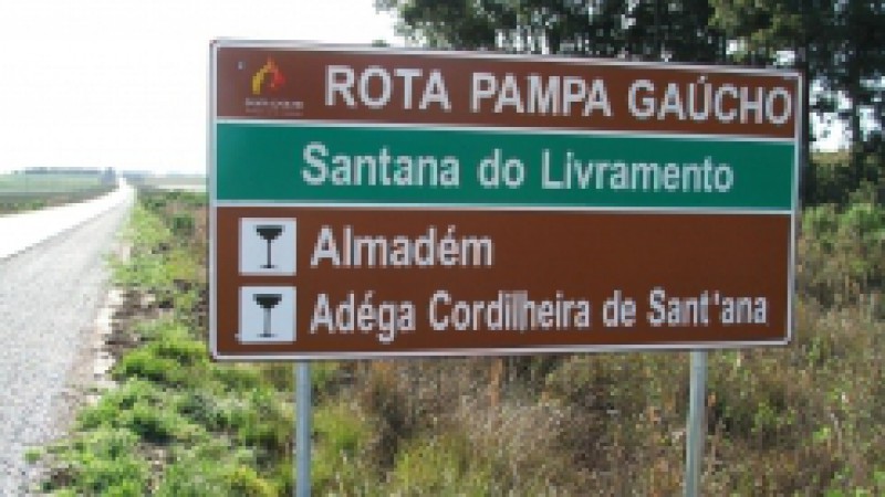 Para facilitar o acesso de visitantes aos atrativos turísticos, ampliando e melhorando a infraestrutura turística de cada região, o Governo do Estado viabiliza a instalação de 1.232 placas nas 11 regiões turísticas gaúchas, com um investimento total de