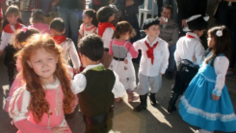Os alunos da Escola de Educação Infantil (Esedi), do Centro Administrativo Fernando Ferrari (Caff), emocionaram centenas de pais e servidores, que assistiram, na tarde desta quinta-feira (9), o desfile cívico em homenagem ao Dia da Independência do