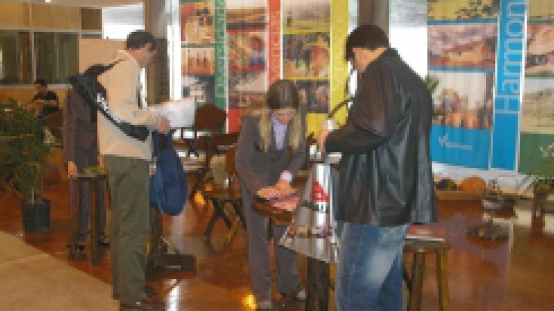 No primeiro fim de semana da Expointer 2010, os visitantes do estande do Grupo Gestor de Turismo Rural, espa&ccedil;o do Governo do Estado no Pavilh&atilde;o da Agricultura Familiar, tiveram oportunidade de obter mais informa&ccedil;&otilde;es sobre produtos e roteiros&nbsp; da