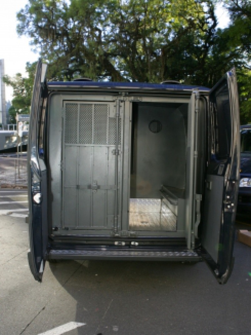 A governadora do Estado, Yeda Crusius, autorizou, nesta segunda-feira (23), a aquisição de oito veículos xadrez para serem utilizados na Superintendência dos Serviços Penitenciários (Susepe). São oito carros Fiat Doblò adaptados, em um investimento de R$