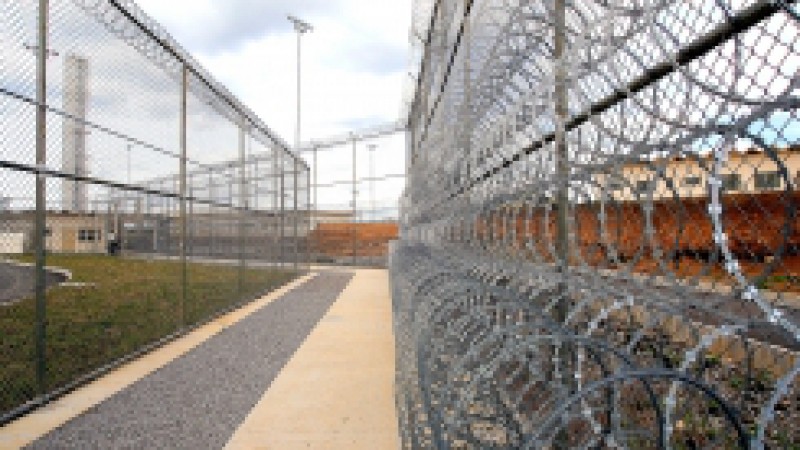 O Governo do Estado&nbsp;iniciar&aacute; as obras de edifica&ccedil;&atilde;o do muro em torno da&nbsp;Penitenci&aacute;ria Regional do Apanhador, em Caxias do Sul, com investimento&nbsp;de R$ 2.028.000,00. A empresa contratada &eacute; a Engeporto Projetos e Constru&ccedil;&otilde;es LTDA, que executar&aacute; a obra no