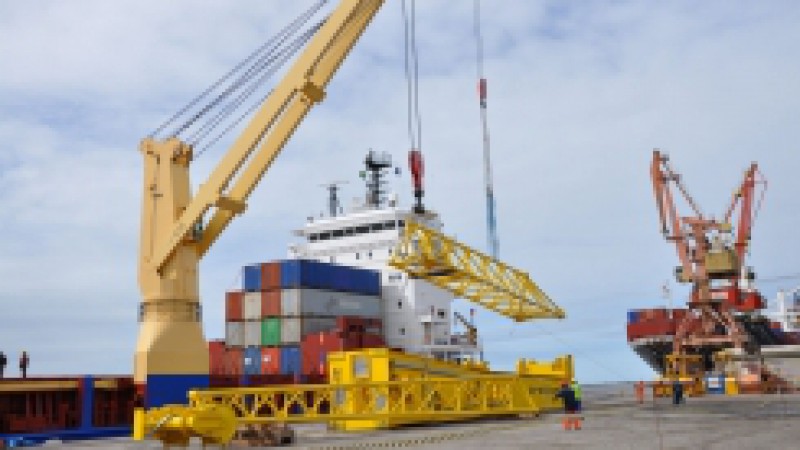 Nesta quinta-feira (5), iniciou o descarregamento do&nbsp;novo guindaste que ir&aacute; operar no Porto Novo do Rio Grande. O guindaste sobre-rodas,&nbsp;adquirido pelo operador portu&aacute;rio Vanzin Servi&ccedil;os Aduaneiros, ser&aacute; destinado &agrave; movimenta&ccedil;&atilde;o de gran&eacute;is s&oacute;lidos,