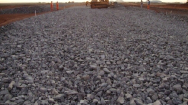 Com a obra de estrutura de pavimenta&ccedil;&atilde;o da pista em andamento, a conclus&atilde;o do aeroporto de carga de Vacaria&nbsp;est&aacute; dentro do&nbsp;cronograma previsto. Iniciada em janeiro deste ano, por ordem de servi&ccedil;o autorizada pelo Governo do Estado, a constru&ccedil;&atilde;o do